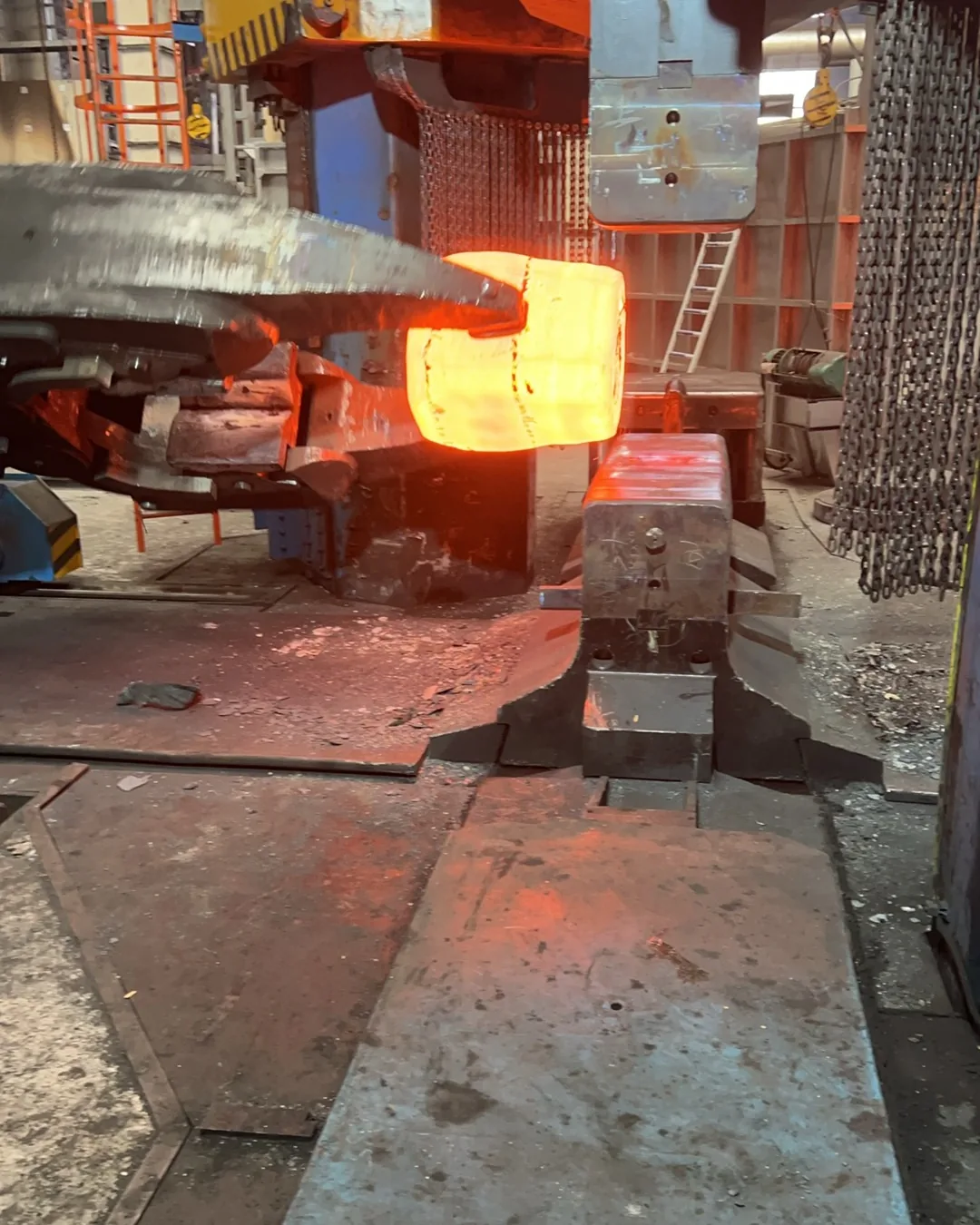 Press handling the billet